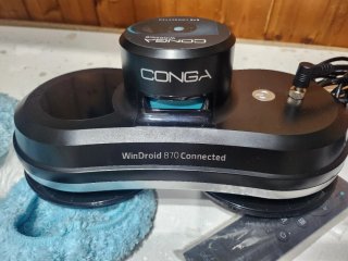 Robot limpiador de cristales Conga automático.