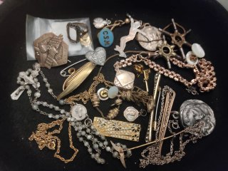 Lote de bisutería y objetos antiguos