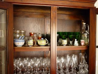 Vitrina de madera y cristal
