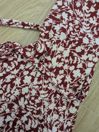 Mono floral rojo y blanco