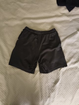 Pantalón corto Adidas gris oscuro, con bolsillos.