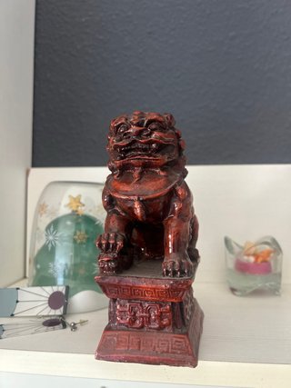 Estatua león perro guardián rojo
