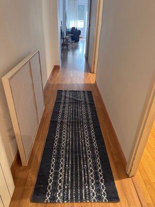 Alfombra de tela y yute azul y blanco