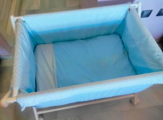 Minicuna blanca y azul