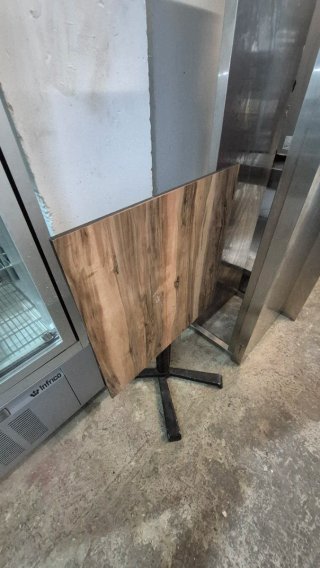 Mesa de madera con base metálica