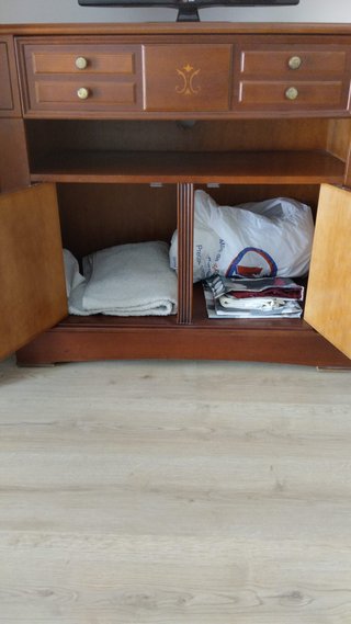 Cómoda de madera con cajones y puertas