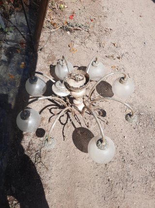 Lámpara de araña dorada con tulipas de cristal
