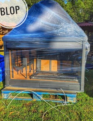 Barbacoa de obra con puertas de madera