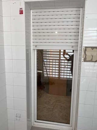 Puerta aluminio blanco abisagrada