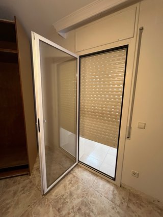 Puerta aluminio blanco abisagrada