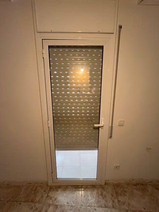 Puerta aluminio blanco abisagrada
