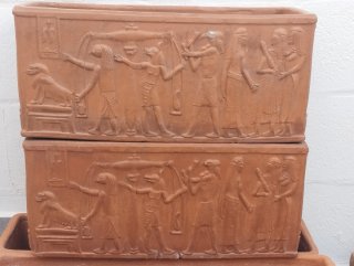 Macetero de Barro con Relieve Egipcio