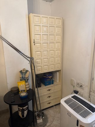 Armario antiguo de madera beige