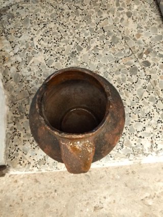 Cántaro de barro rústico