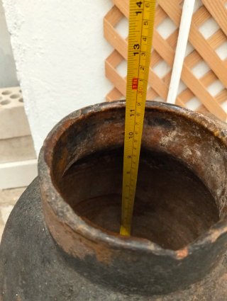 Cántaro de barro rústico