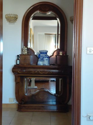 Mueble recibidor de madera y cristal
