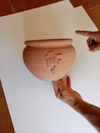 Vaso in terracotta con decoro uva
