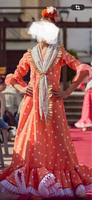 Vestido de flamenca con lunares y flor