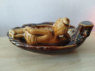 Cenicero Vintage Mujer Descansando Japón