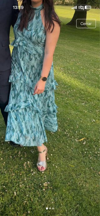 Vestido invitada con capa