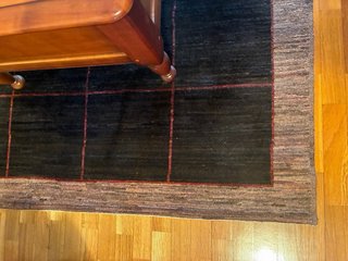 Alfombra de lana marrón con detalles burdeos