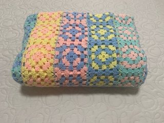Manta crochet hecha a mano colores pastel