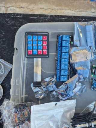 Lote Arduino UNO y componentes electrónicos