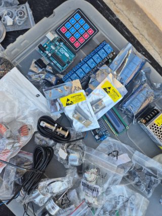 Lote Arduino UNO y componentes electrónicos
