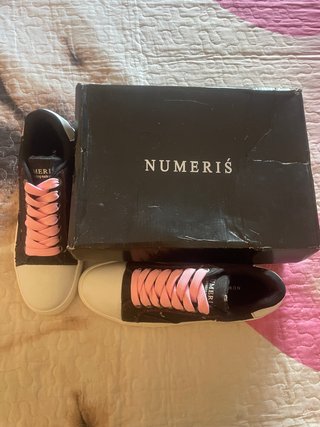 Zapatillas Negras y Blancas con Cordones Rosas