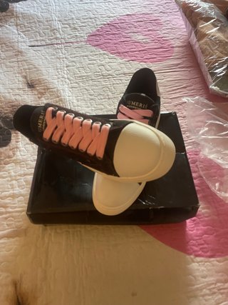 Zapatillas Negras y Blancas con Cordones Rosas