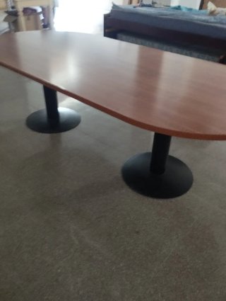Mesa de reunión.  Mide dos.   Metros y veinte.cent