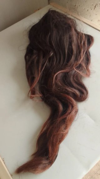 Peruca preta longa e ondulada