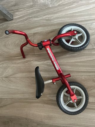 Bici de equilibrio roja para niños