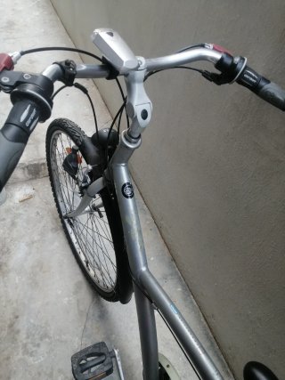 Bicicleta plateada urbana