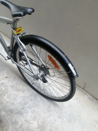 Bicicleta plateada urbana