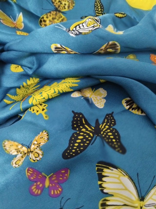 Sciarpa di seta con farfalle