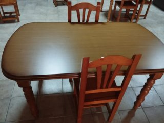 Mesa de comedor con 2 sillas