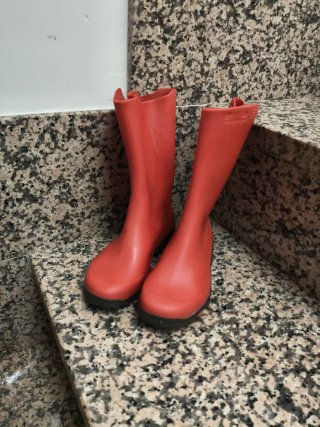 Botas de agua rojas infantiles