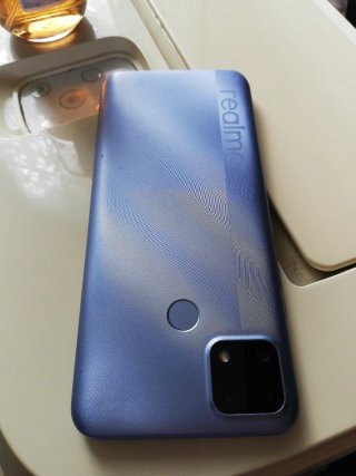 Móvil Realme Esparpone con cargador