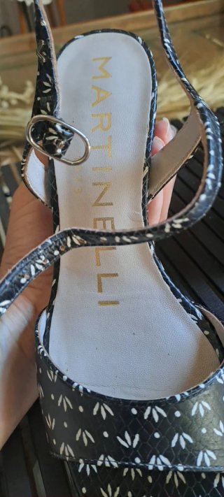 Sandalias Martinelli Negras con Estampado Blanco