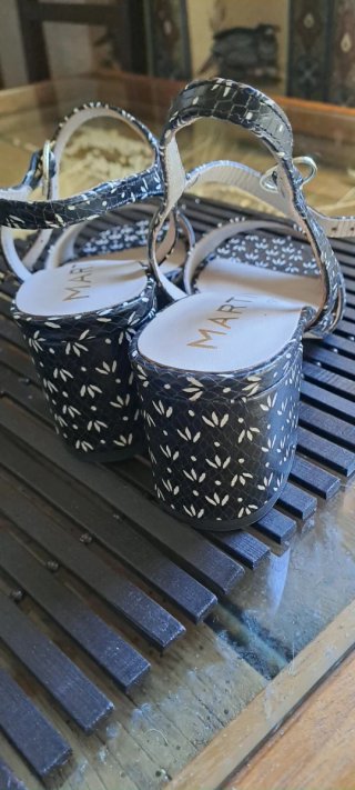 Sandalias Martinelli Negras con Estampado Blanco