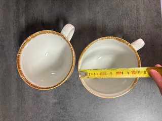 Tazas de cerámica blancas y marrones