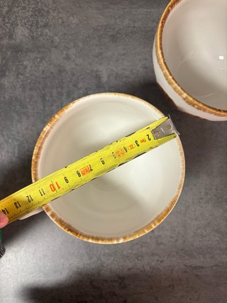 Tazas de cerámica blancas y marrones