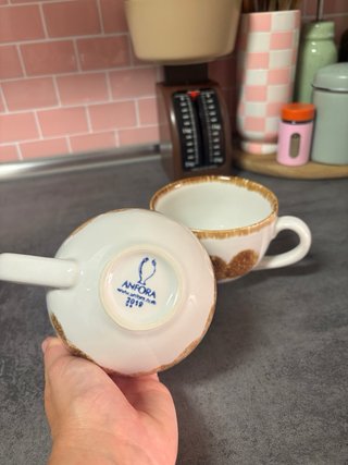 Tazas de cerámica blancas y marrones