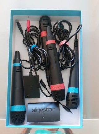 2 Micrófonos Singstar (uno inalambrico y otro no)