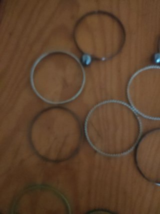 Pulseras doradas y verdes