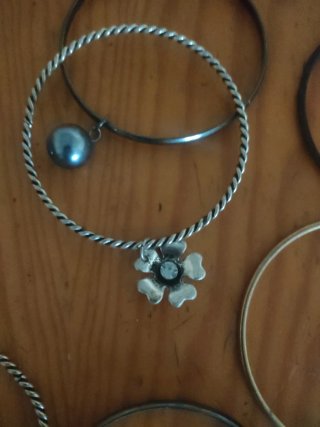 Pulseras doradas y verdes