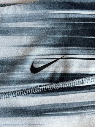 Mallas Nike grises y negras