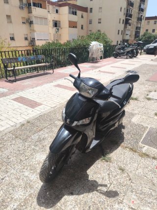 Peugeot Tweet Scooter Negra