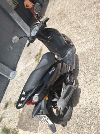 Peugeot Tweet Scooter Negra